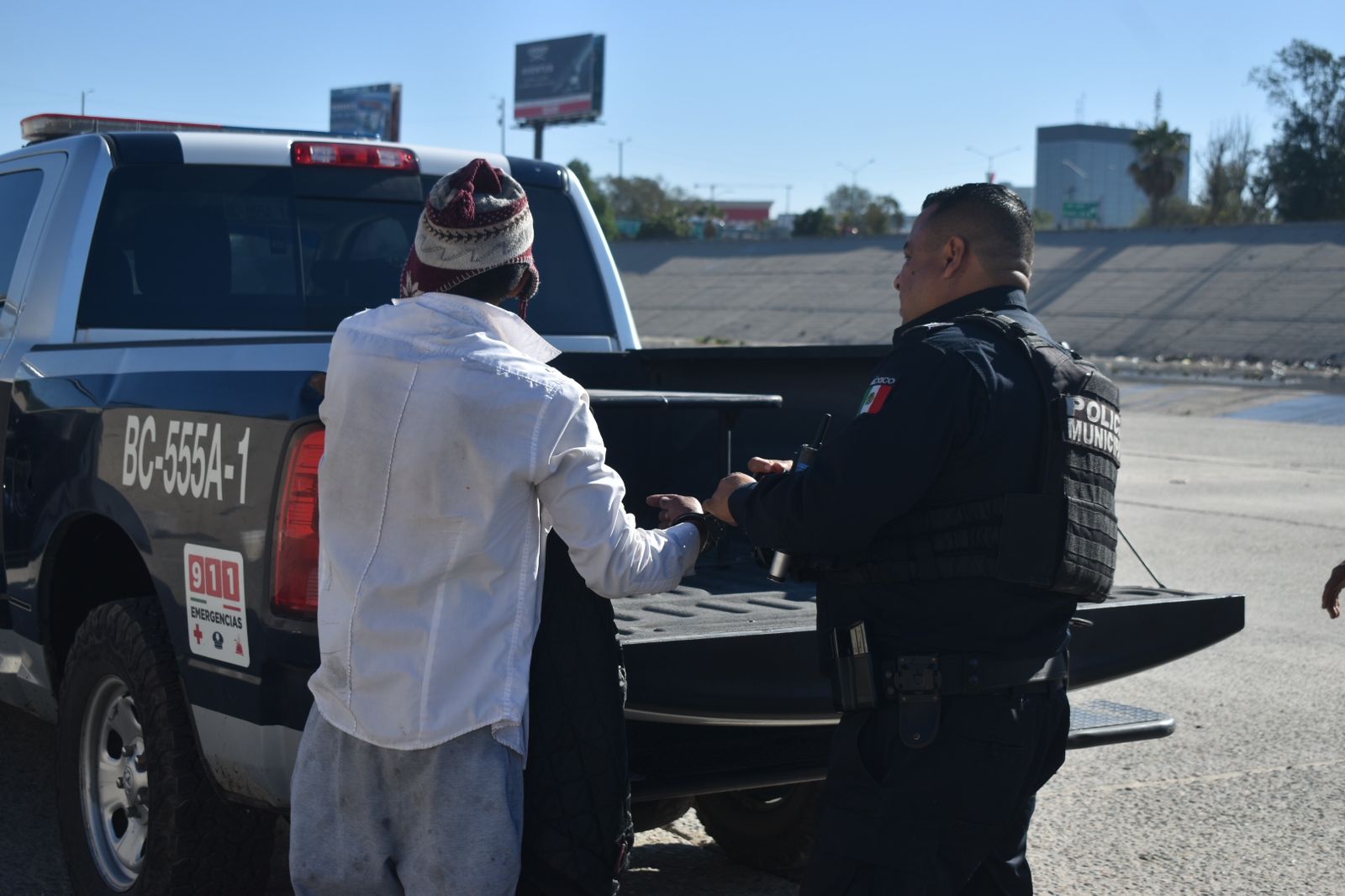 Policía Municipal de Tijuana detuvo a 41 personas por faltas administrativas en canalización y malla fronteriza