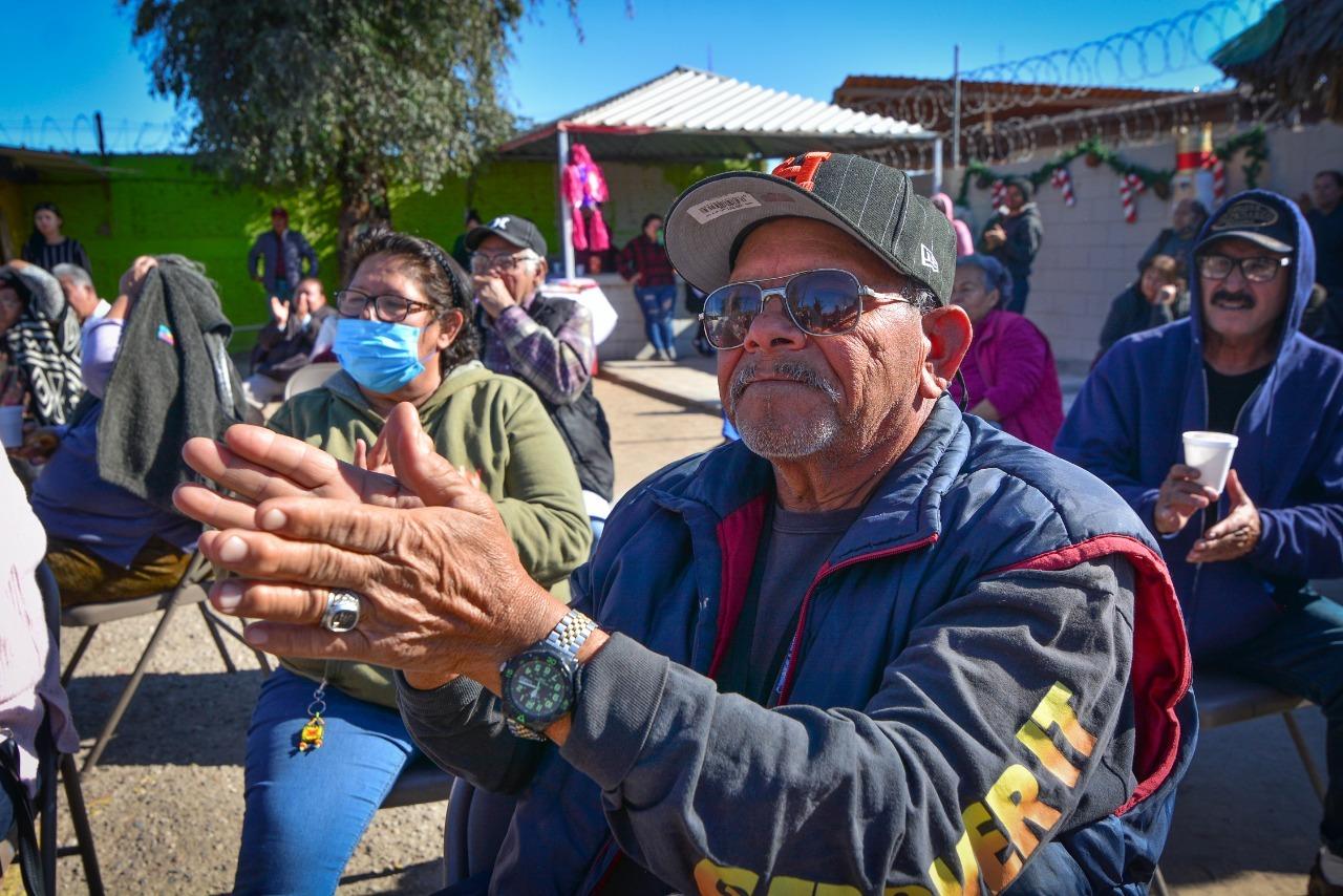 Reciben residentes de la colonia El Pápago apoyos de DIF Baja California