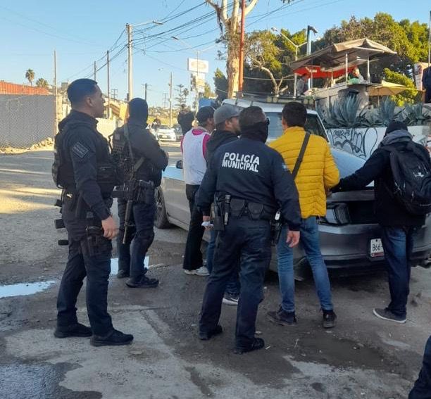 Policía Municipal de Tijuana arrestó a 27 personas por falta administrativas en inmediaciones de garita de SY