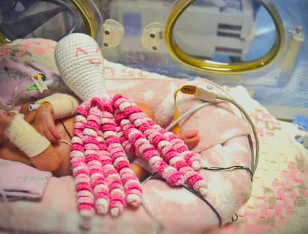 Reciben bebés de terapia intensiva del Hospital Materno Infantil de Mexicali obsequios tejidos a mano