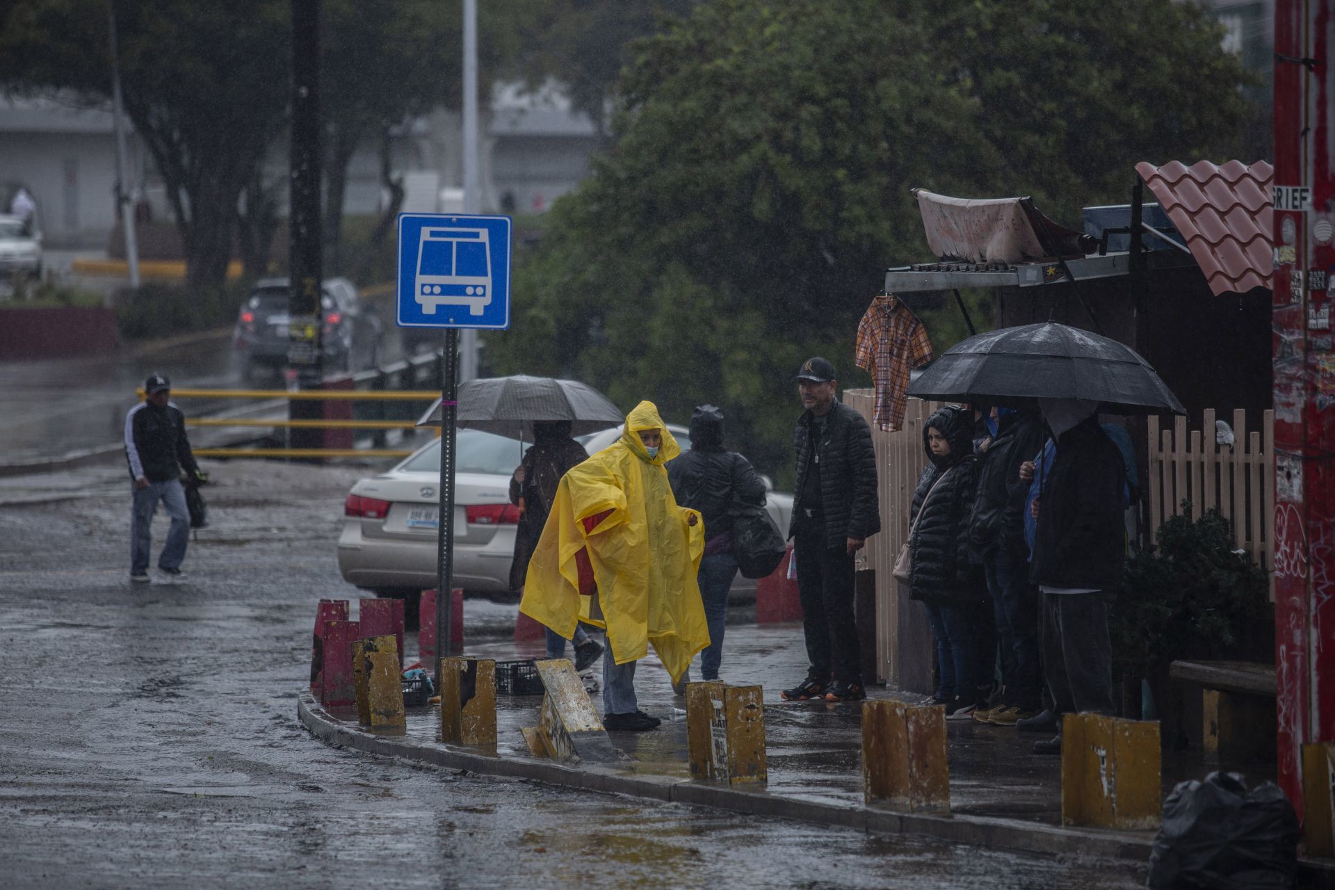 Baja California sufre derrumbes tras fuertes lluvias en la región