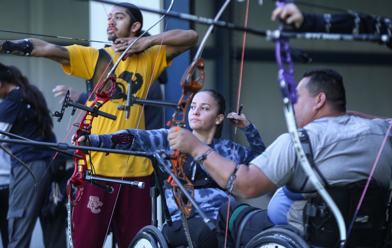 Continúan arqueras paralímpicas de BC su preparación rumbo a Santiago 2023