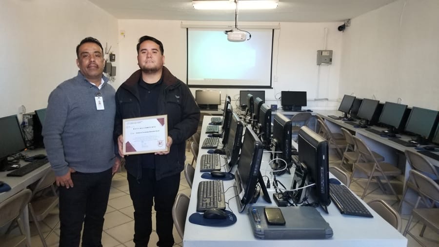 Mejora Secretaría de Educación el aprendizaje con restauración a las aulas de medios en escuelas de educación básica