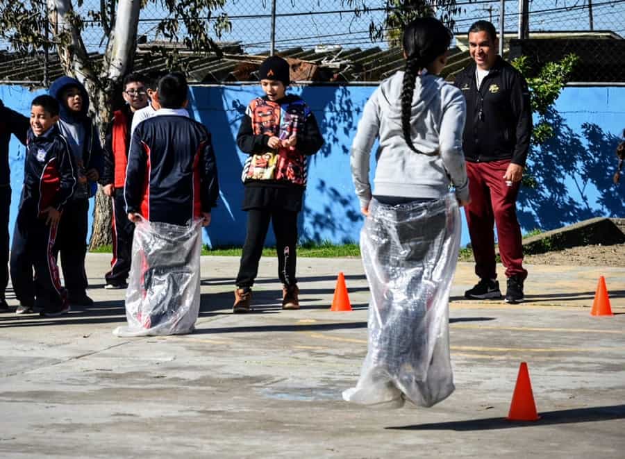 Participan alumnos de la primaria profesor Antonio Barbosa en activación física promivida por INDE BC