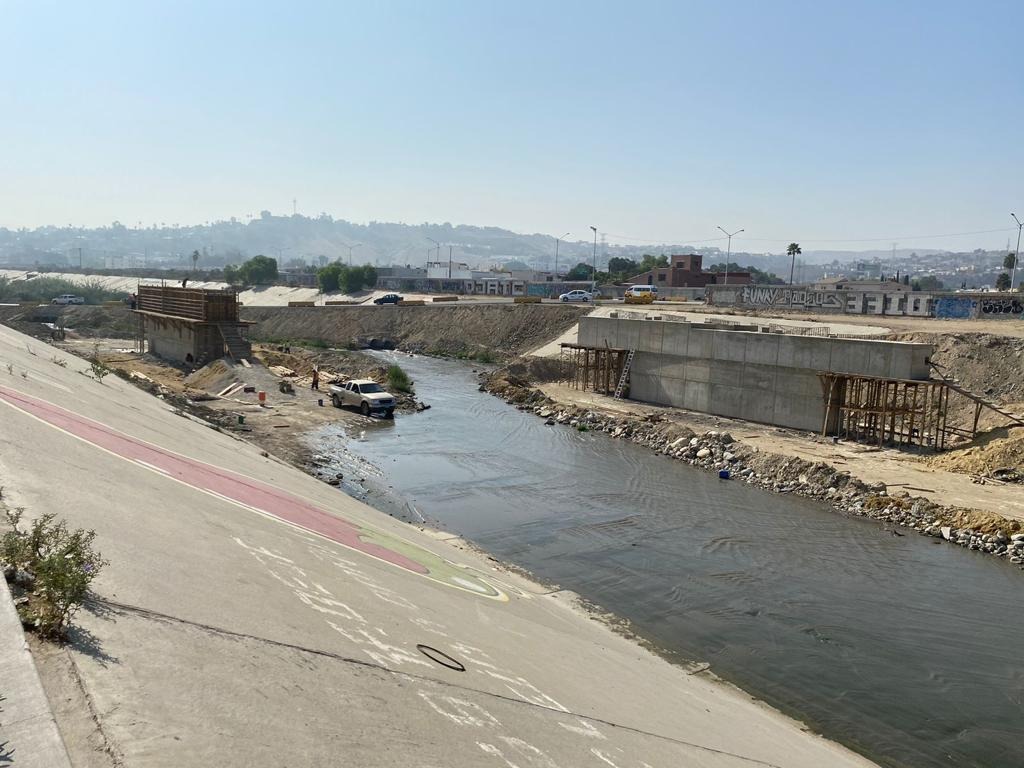 Vecinos de Tijuana exigen terminación de puente Los Olivos