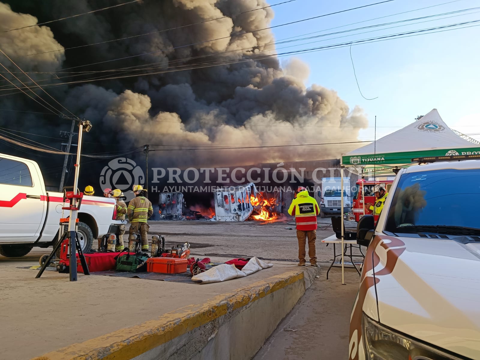 Bomberos de Tijuana continúan trabajando a más de 53 horas de incendio de gran magnitud