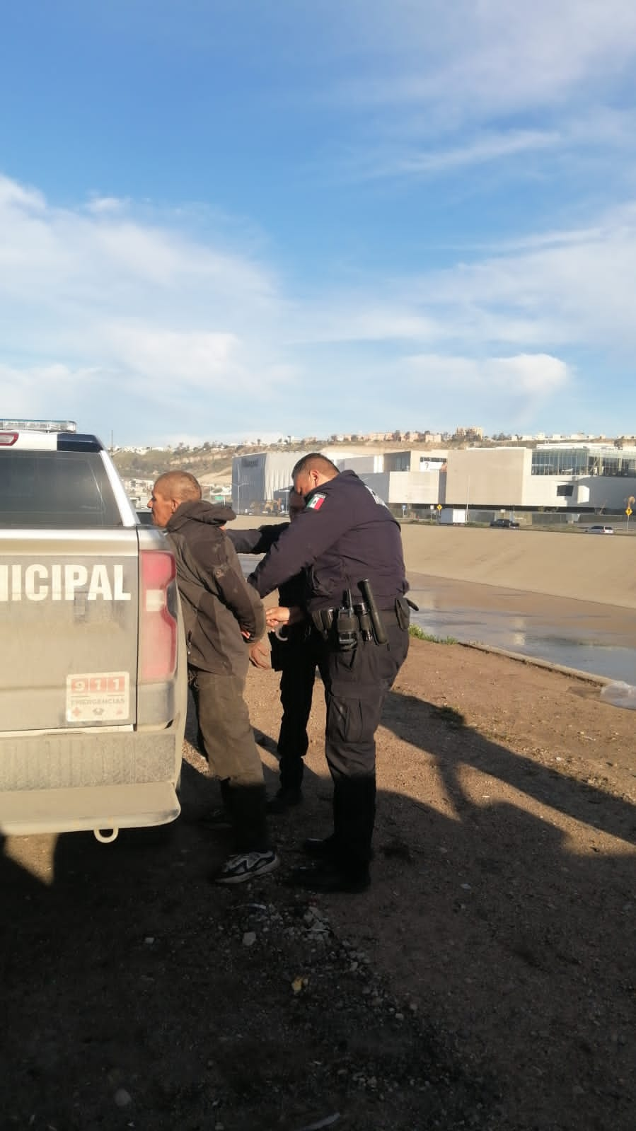 Policía Municipal de Tijuana arrestó a 50 personas por cometer faltas administrativas en la canalización y avenida Internacional