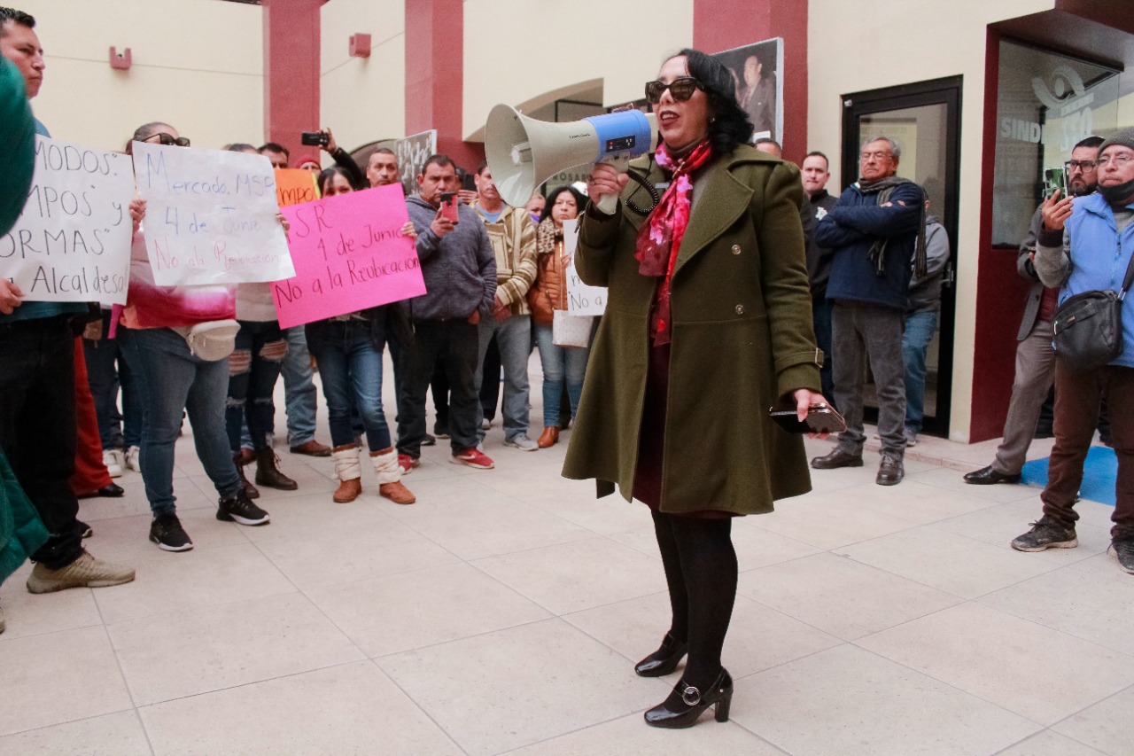 Escucha alcaldesa Araceli Brown peticiones de comerciantes del mercado sobre ruedas 4 de julio