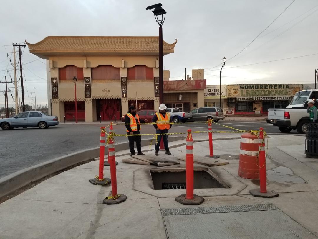 Colabora SIDURT con CFE para reposición de servicio eléctrico en la avenida Juárez en la chinesca de Mexicali