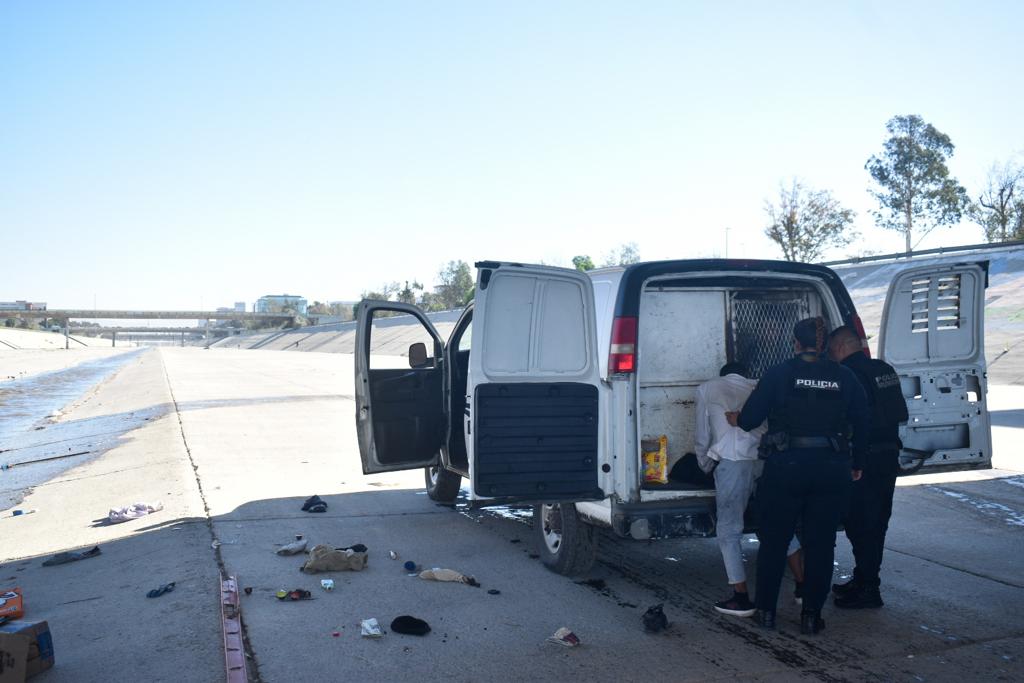 Policía Municipal de Tijuana arrestó a 20 personas por faltas administrativas en la canalización