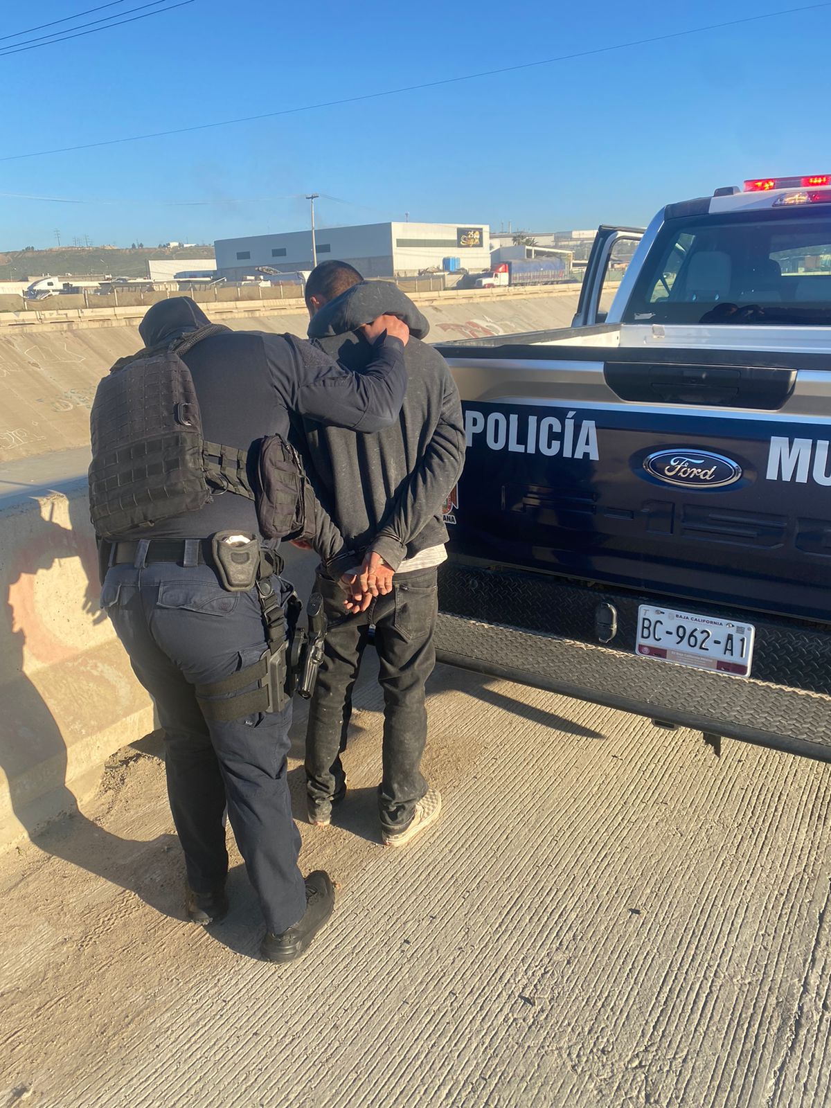 Policía Municipal de Tijuana arrestó a 28 personas por faltas administrativas en la canalización