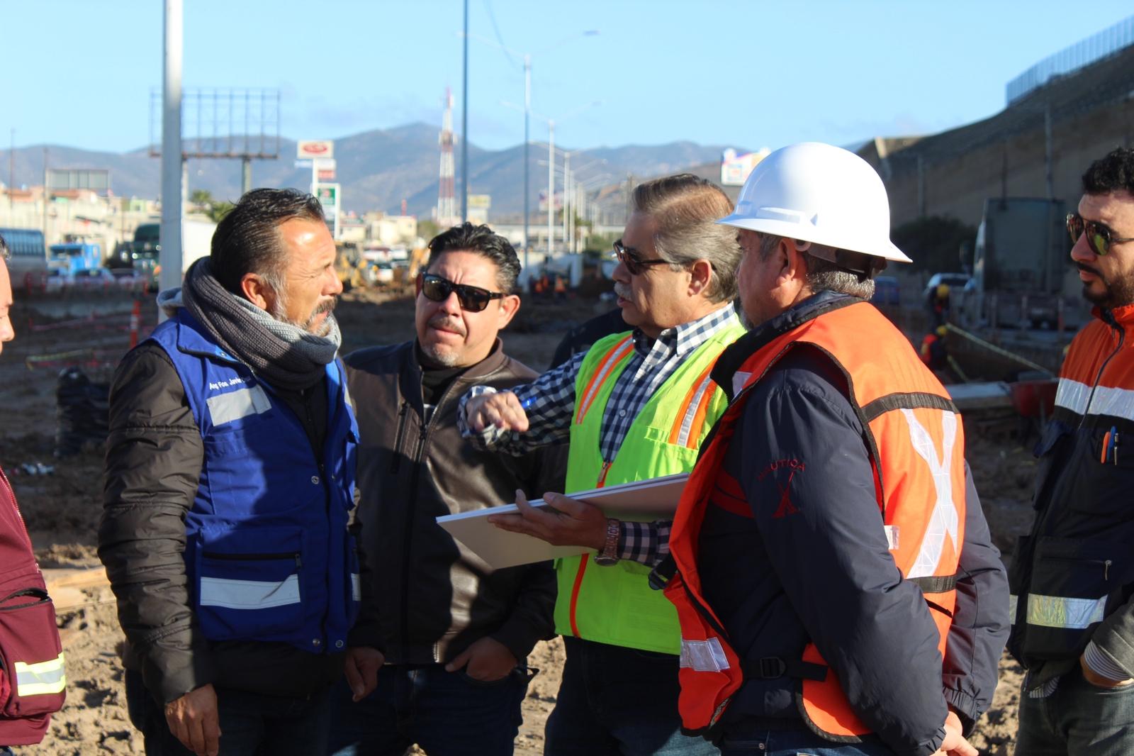 Supervisa titular de SIDURT avances en obra de puente casa blanca en el municipio de Tijuana