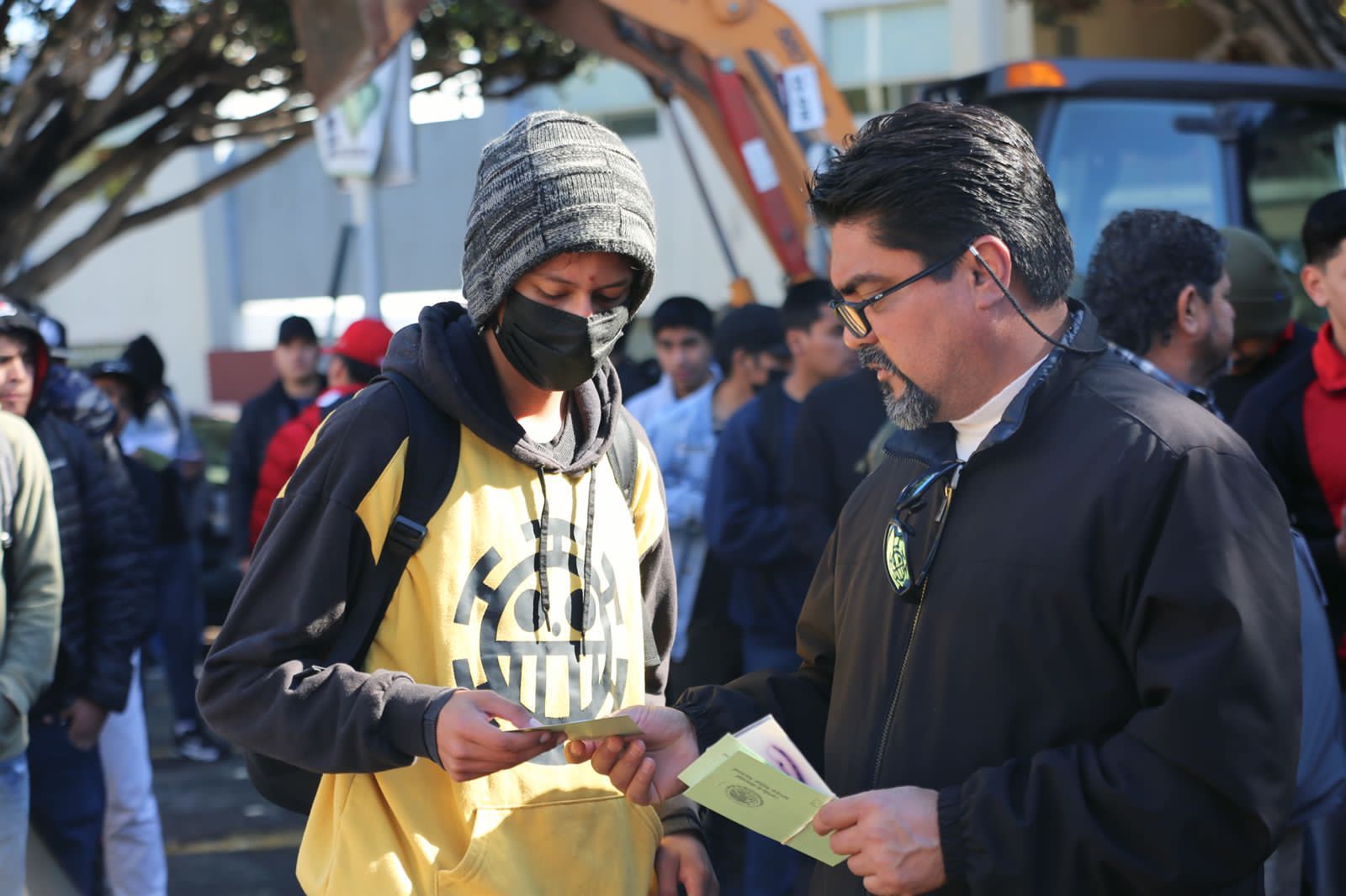 Por primera vez, Ayuntamiento de Tijuana hace entrega masiva de cartillas no liberadas del servicio militar nacional a jóvenes registrados en enero