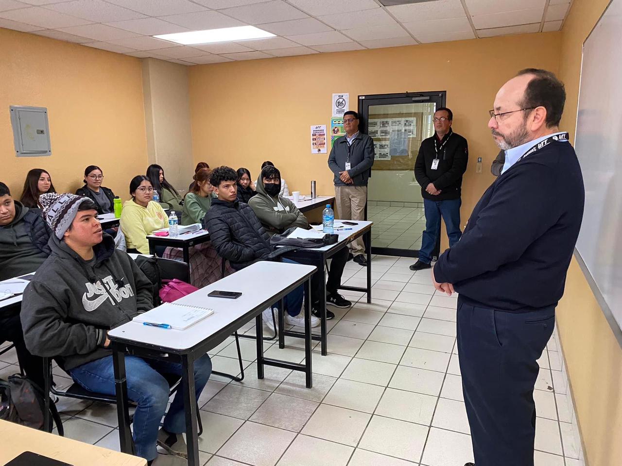 Reanuda rector de la UTT visitas a salones de clase