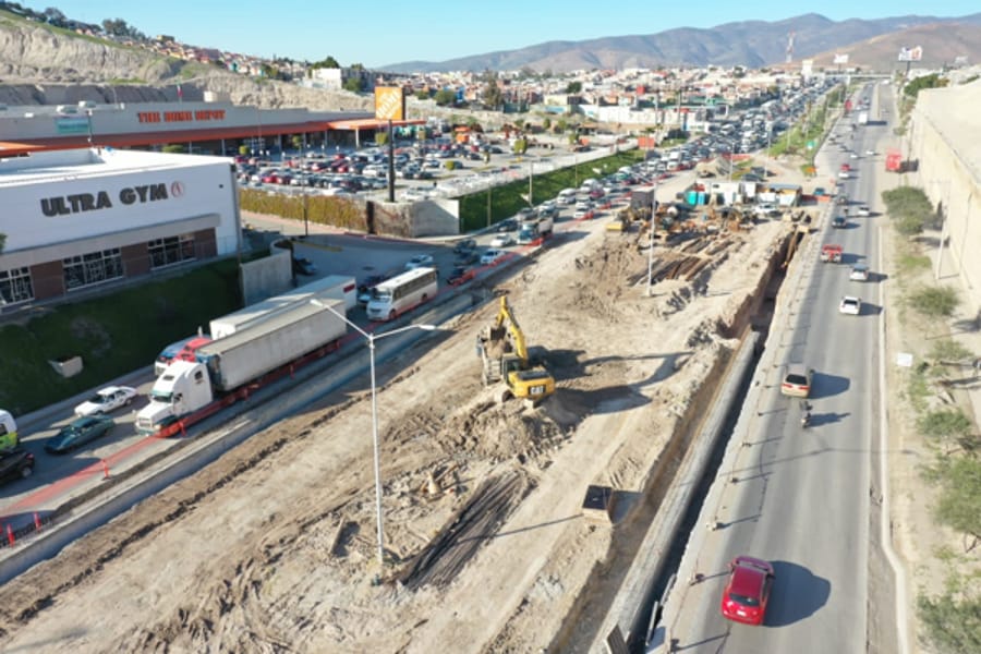 Supervisa titular de SIDURT avances en obra de puente casa blanca en el municipio de Tijuana