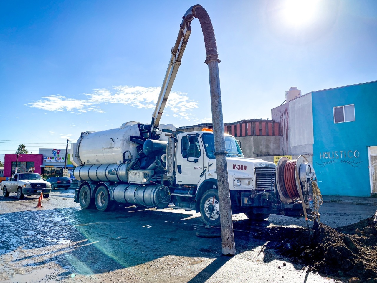 Realiza CESPE limpieza en colector de aguas residuales de calle Ámbar