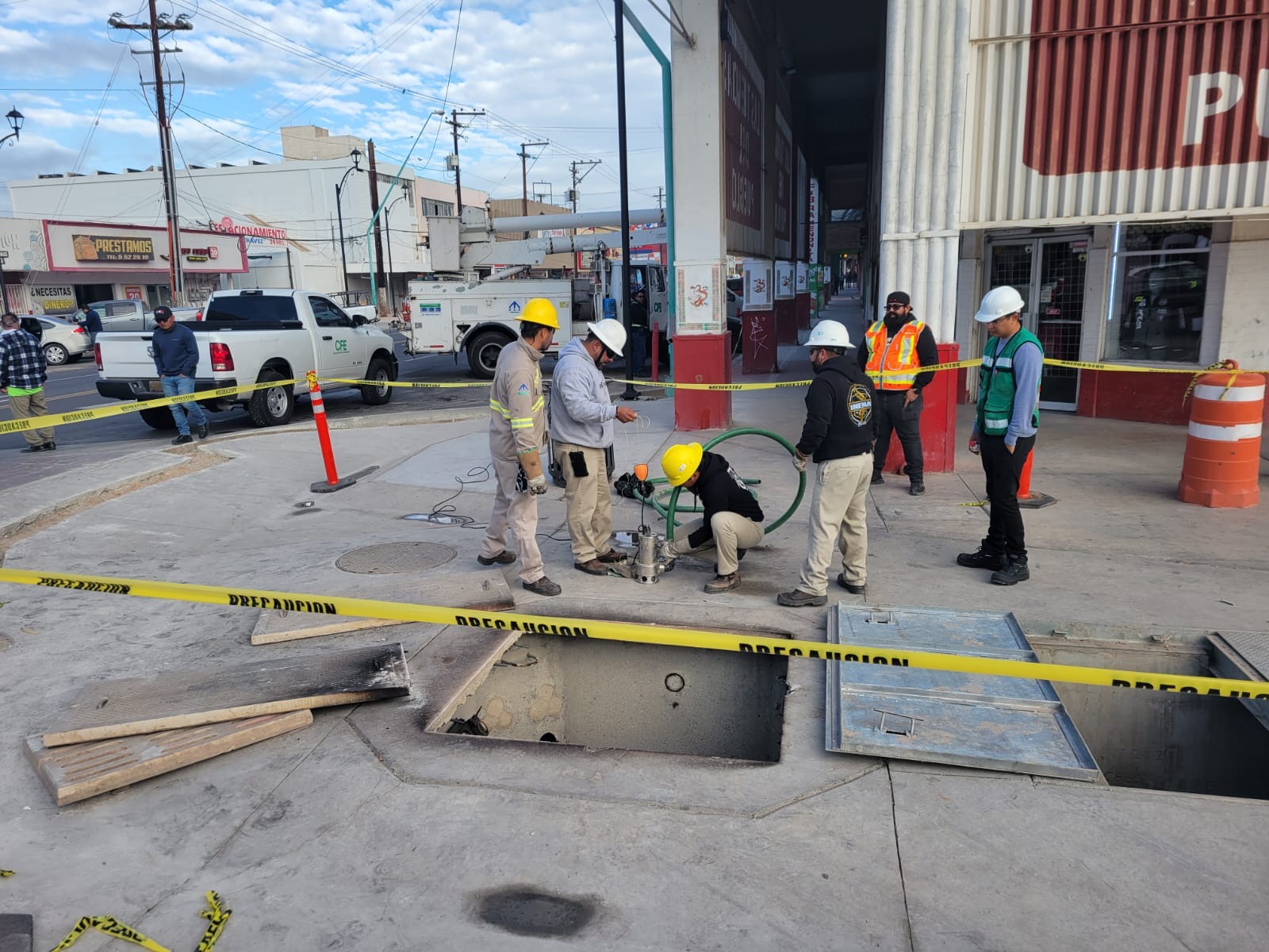 Colabora SIDURT con CFE para reposición de servicio eléctrico en la avenida Juárez en la chinesca de Mexicali