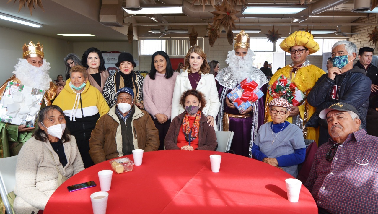 Festeja DIF junto a adultos mayores convivencia del Día de Reyes