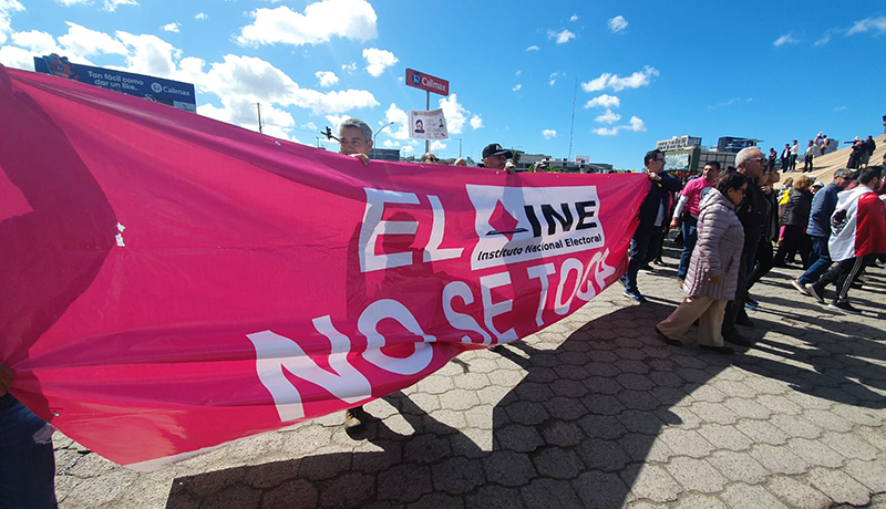 En Tijuana también se manifestaron en defensa del INE: “Se discute por una mantener una democracia funcional”