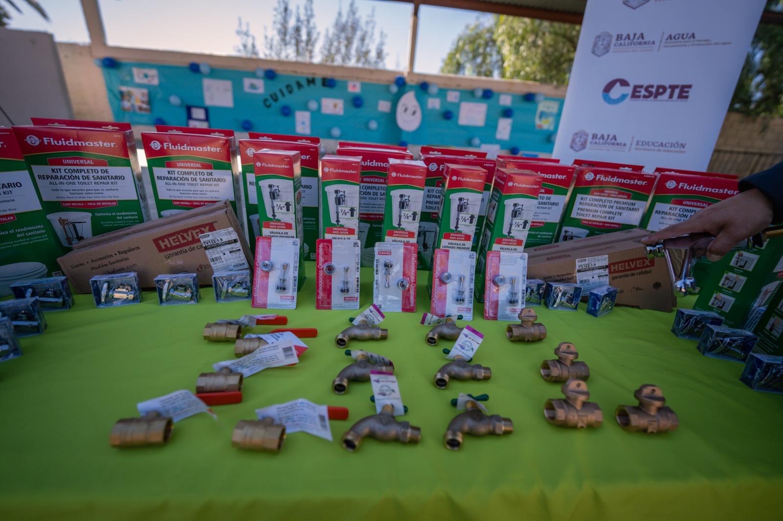 Entrega CESPTE material hidráulico y equipamiento para sanitarios a escuela de Tecate