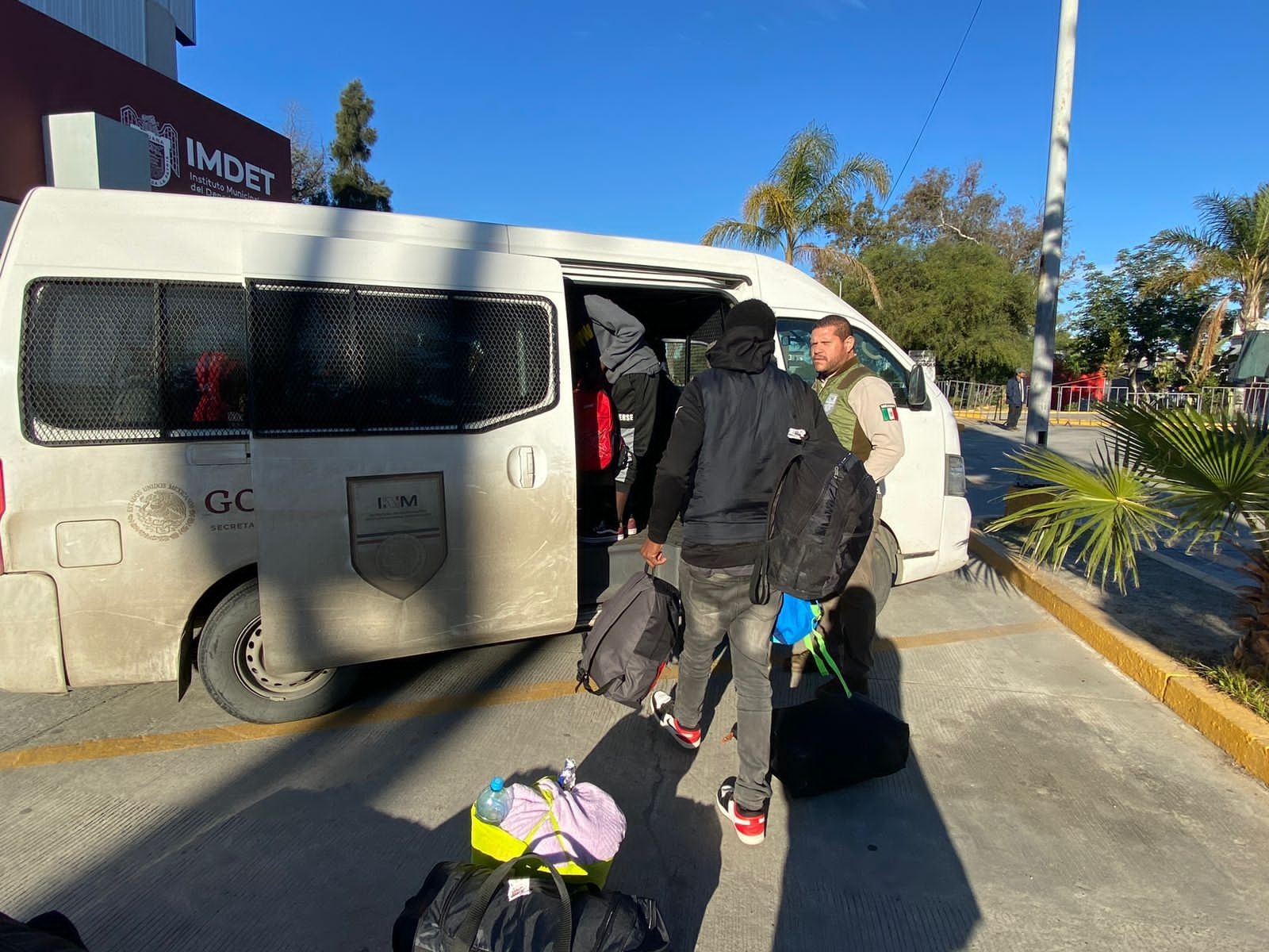 Inician labores de reubicación de personas de albergue reforma al centro integrador del migrante