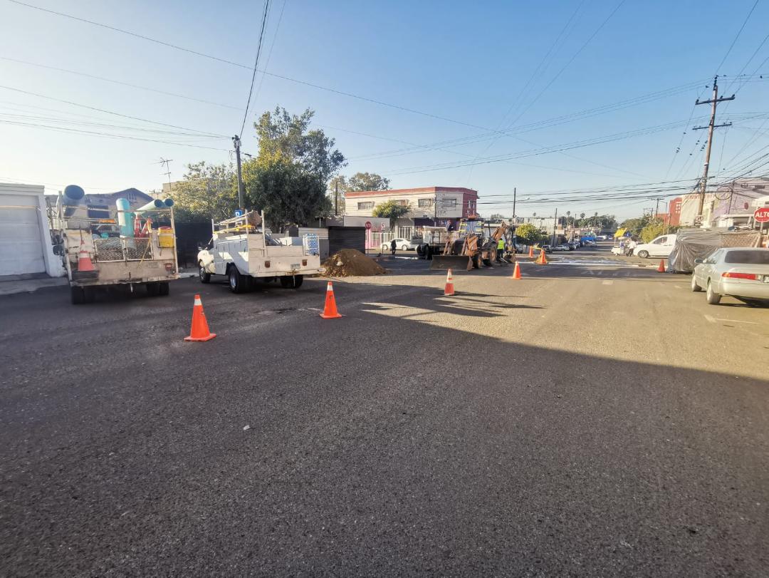 Trabaja CESPT en rehabilitación de red de alcantarillado sobre la calle cinco de mayo y primera de Tijuana