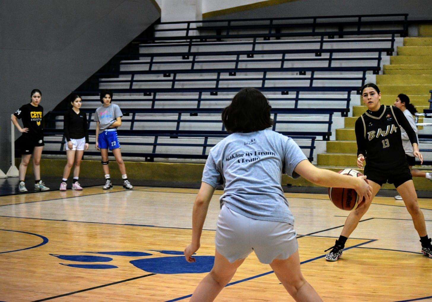 Lleva el INDE BC concentración de básquetbol femenil a Tijuana para fortalecer estrategias de juego