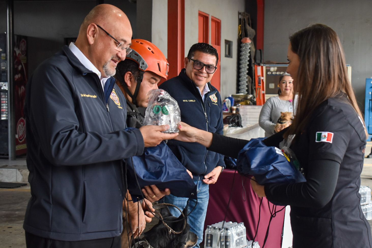 Reciben bomberos de Tijuana kits de RCP para mascotas