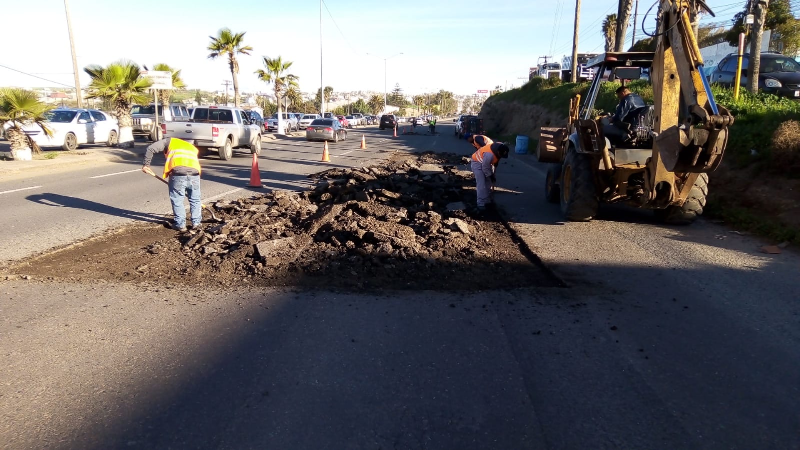 Realiza Gobierno Municipal trabajos de bacheo permanente en diferentes vialidades de Rosarito