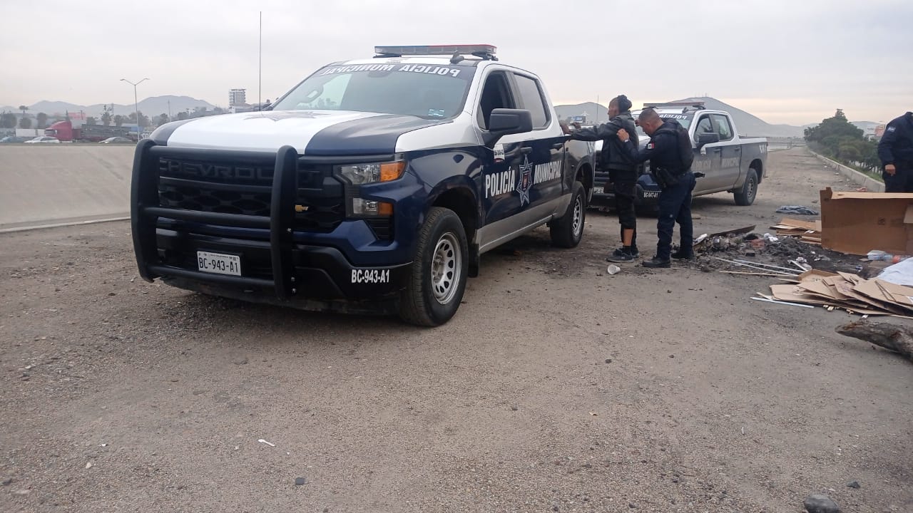 Continúa la Policía Municipal realizando operativos en la canalización del Río Tijuana.