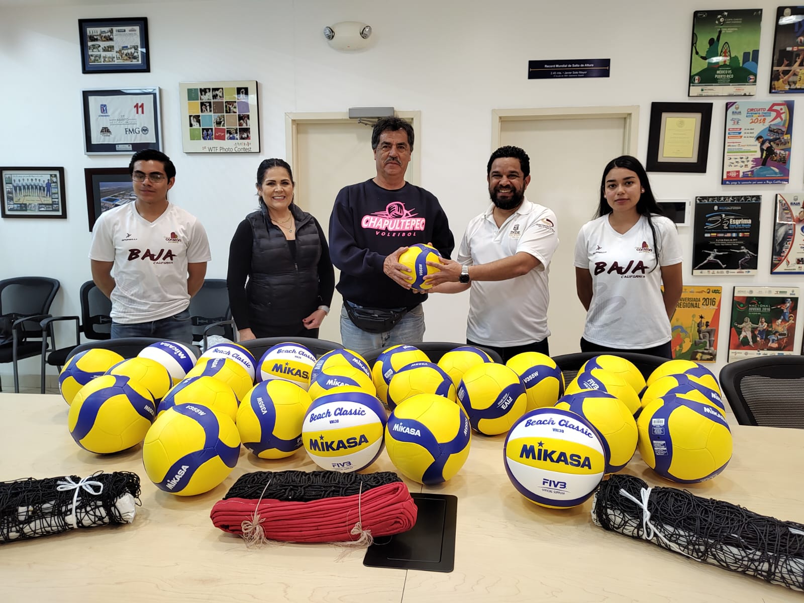 Entrega INDE BC apoyo al vóleibol bajacaliforniano