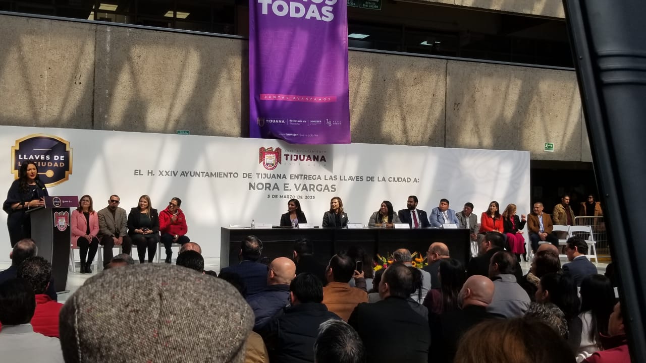 Montserrat Caballero de la mano de Marina del Pilar hizo entrega de las llaves de Tijuana a Nora E. Vargas