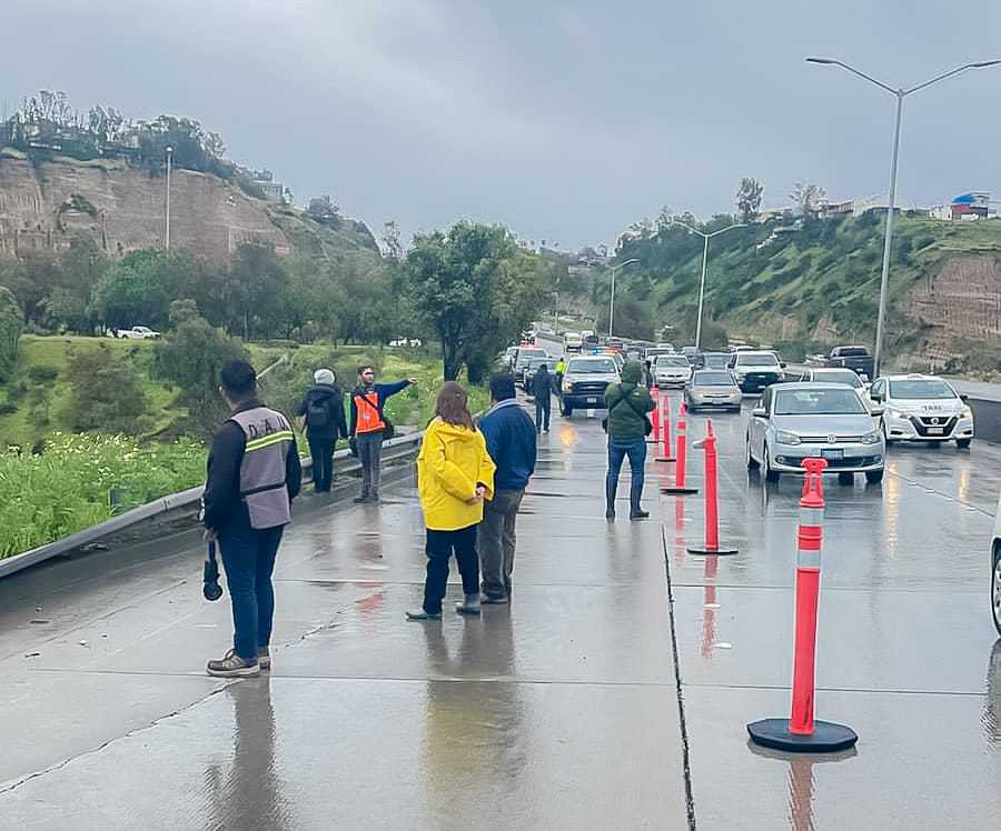 Coadyuva Protección Civil BC en atención de derrumbe en área de acceso a Playas de Tijuana