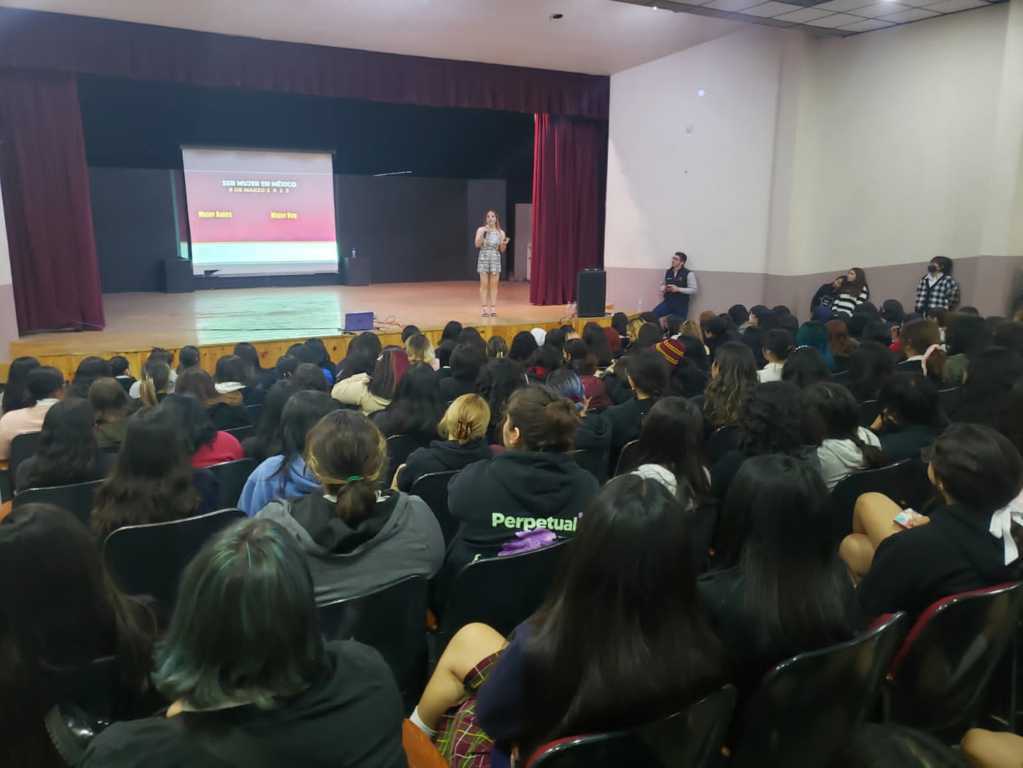 Concientiza Juventud BC a estudiantes del COBACH con conferencia “Ser Mujer en México”