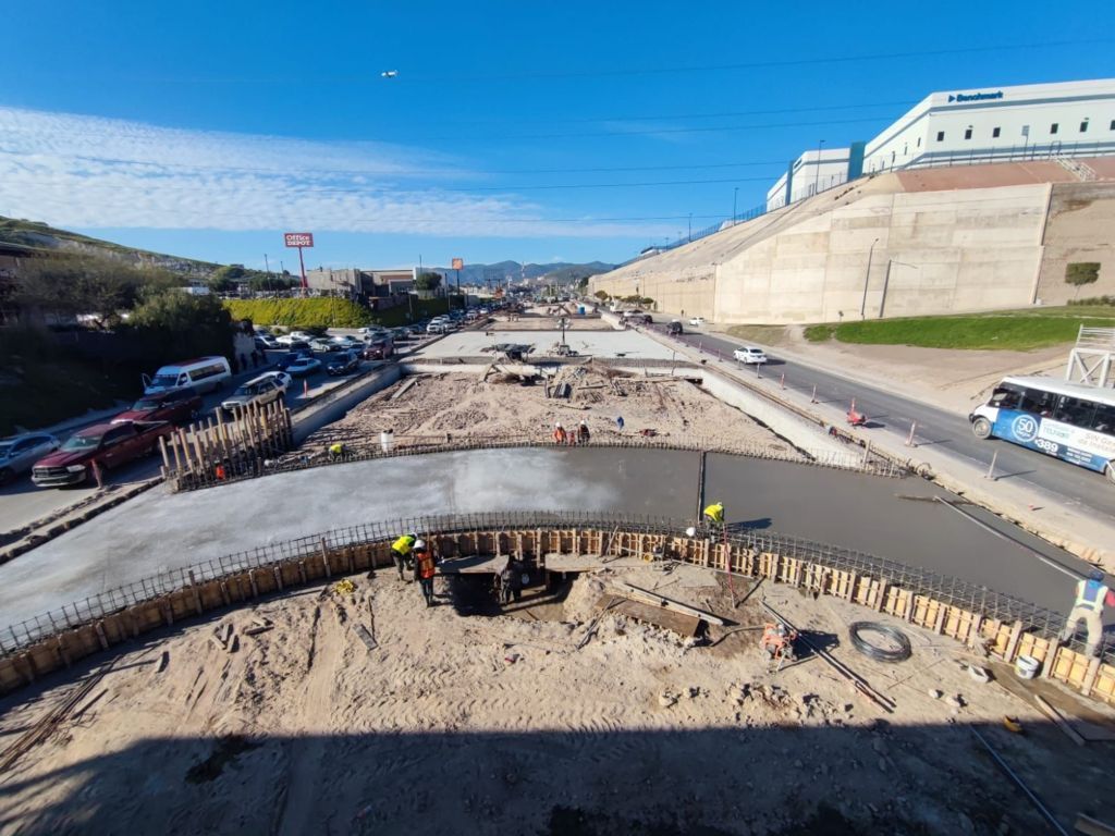 Concluye SIDURT colado de losas superiores del puente Casablanca en Tijuana