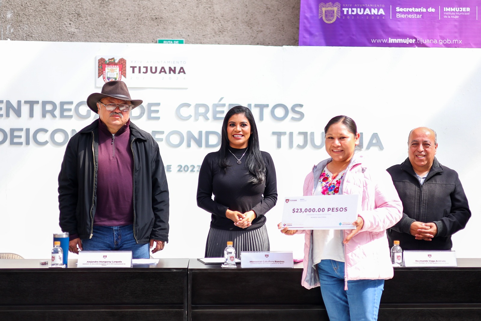 Alcaldesa Montserrat Caballero entrega 125 créditos del fideicomiso fondos Tijuana