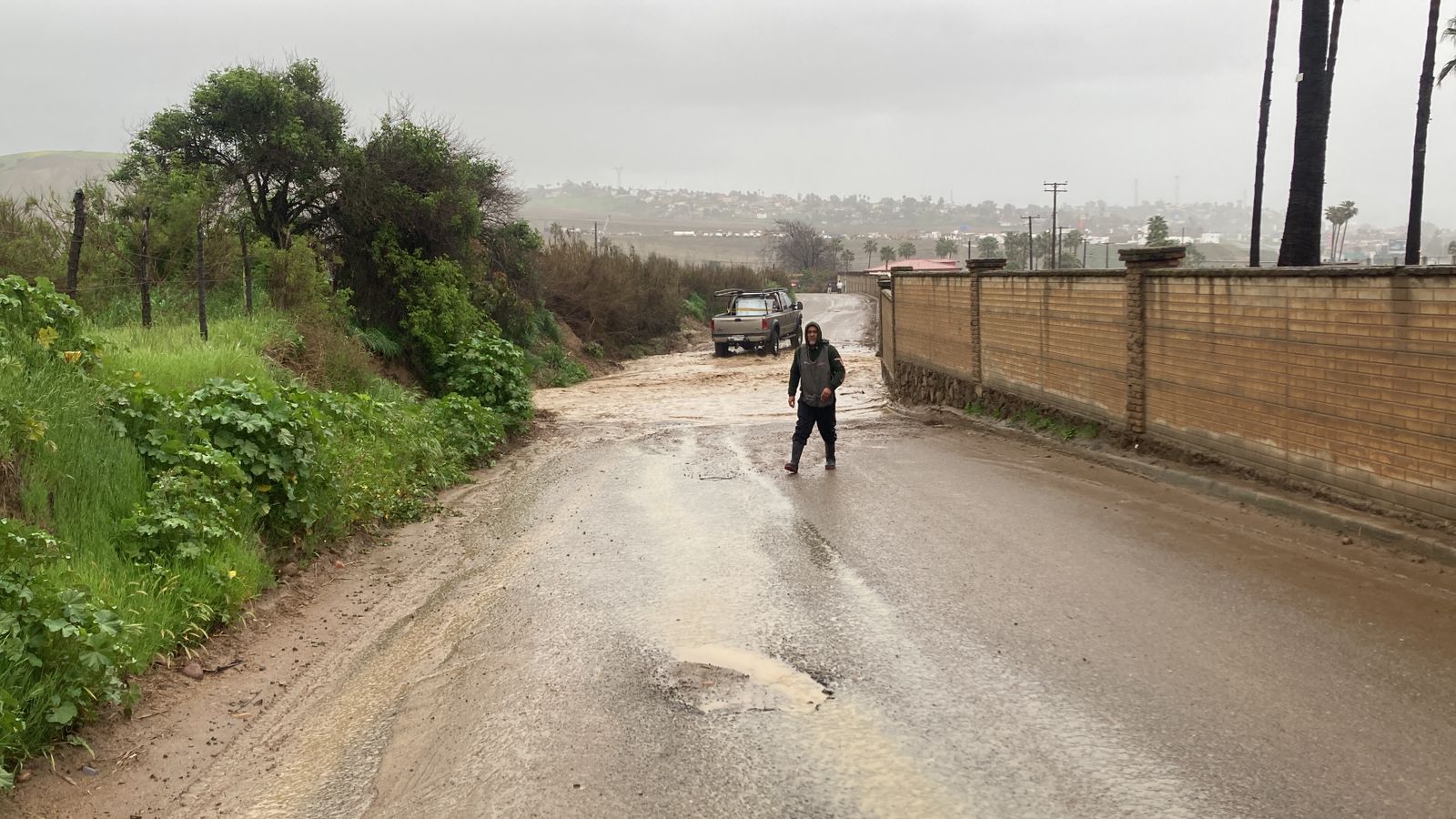 Cerrado el médano a vehículos pequeños por condiciones del arroyo: Protección Civil Rosarito