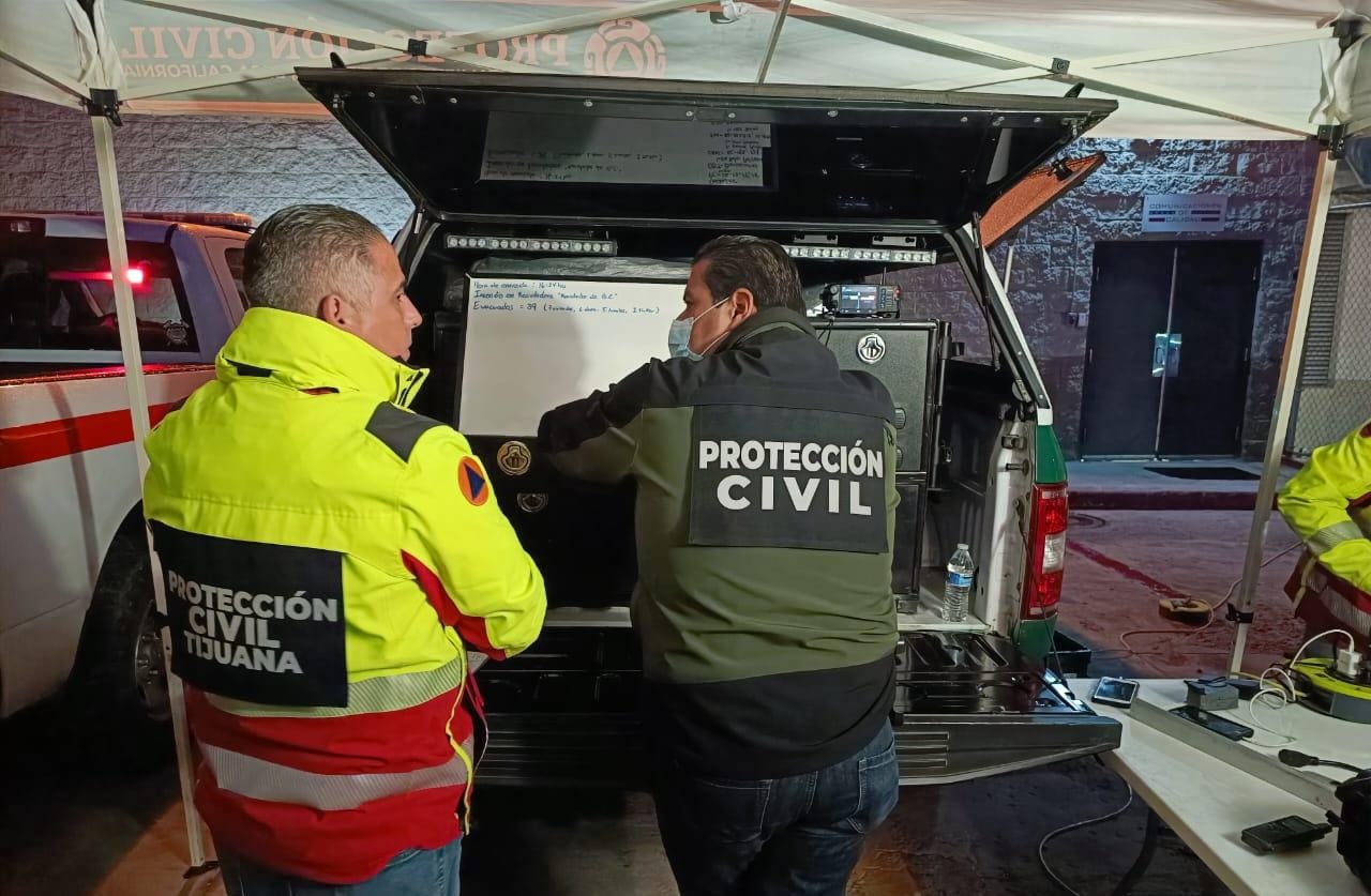 Fuerzas de emergencia municipales atienden incendio en recicladora