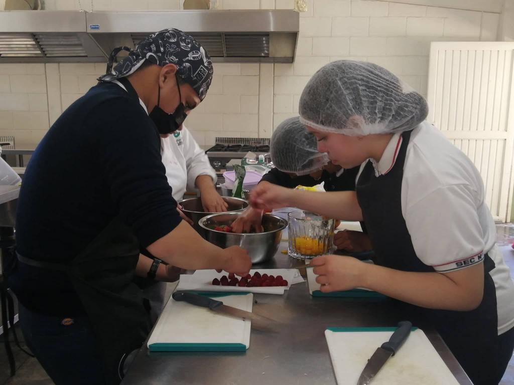 Promueve CONALEP Tecate carrera de alimentos y bebidas con clase muestra para estudiantes de secundaria