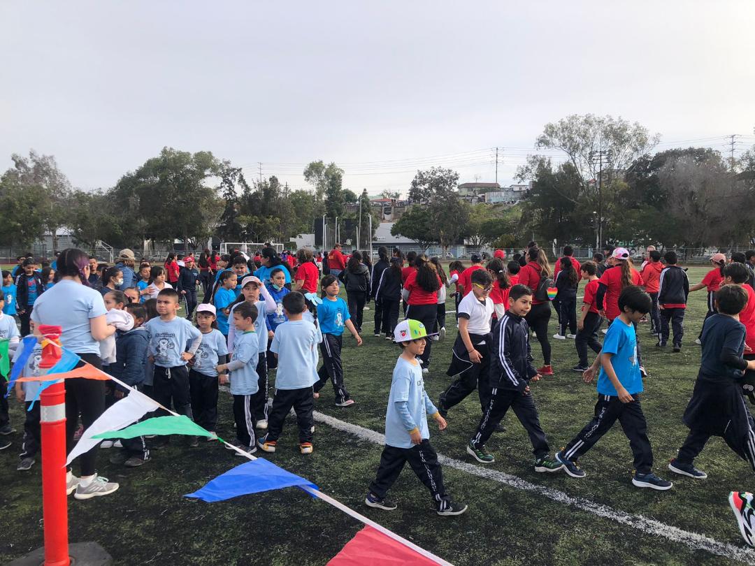 Participan 300 niñas y niños de la primaria Cuauhtémoc de Tijuana en disciplinas deportivas del INDE BC