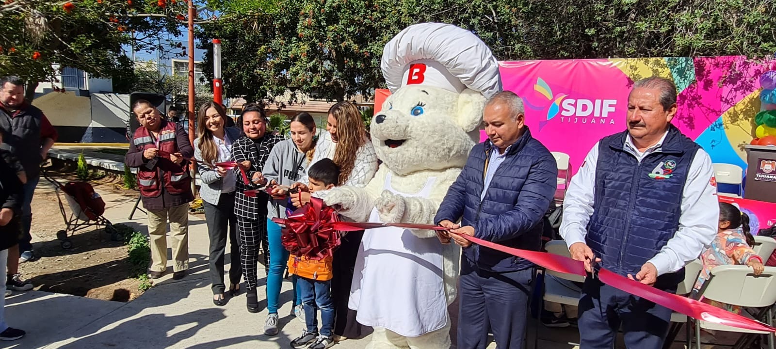 Ayuntamiento de Tijuana y grupo bimbo inauguran juegos inclusivos en parque el lago