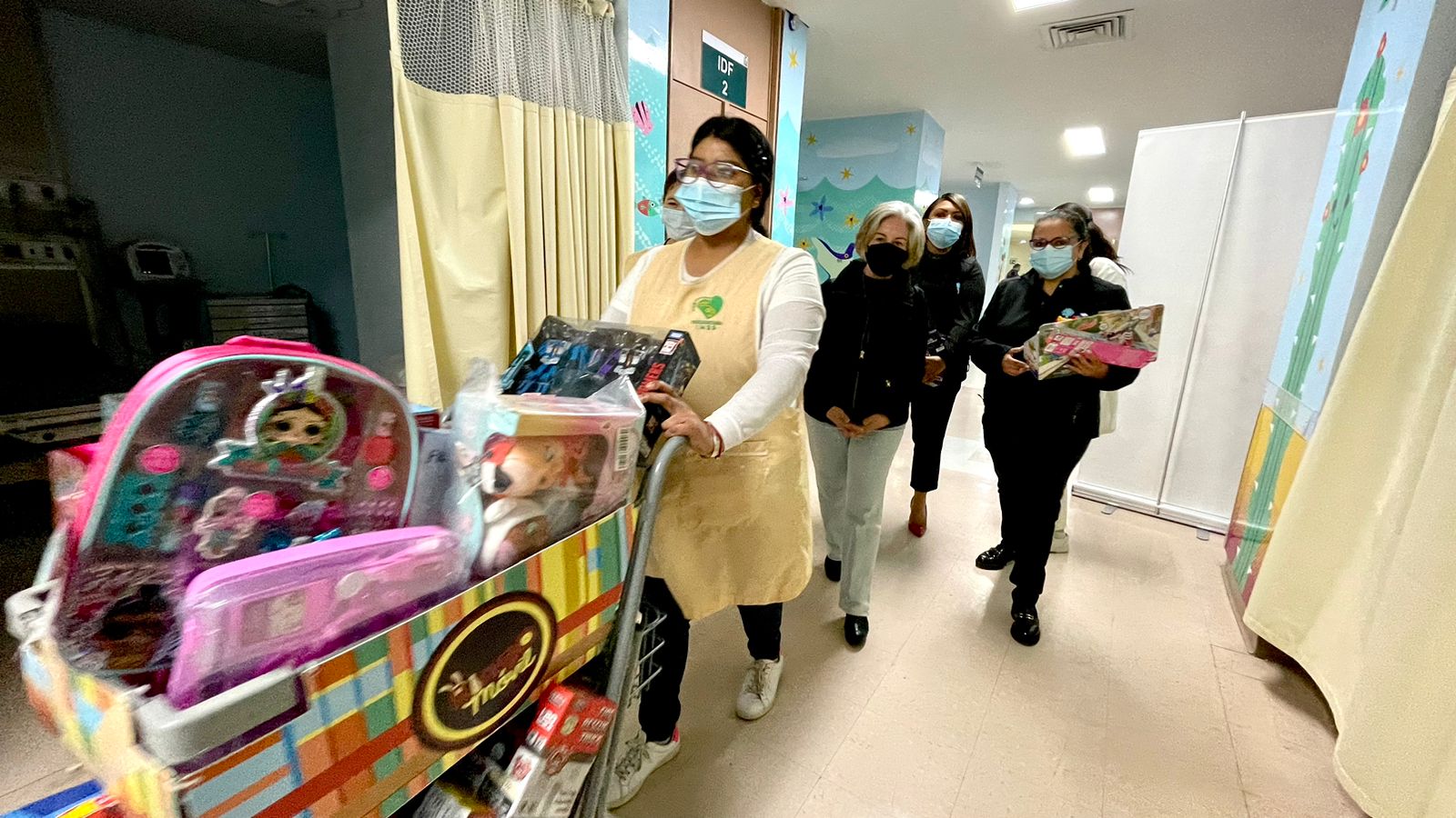 Dona Index Zona Costa BC regalos a niños que luchan contra el cáncer