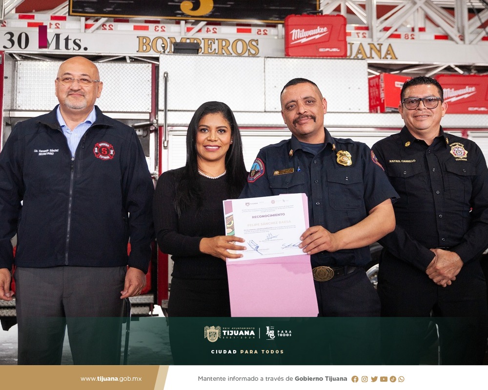 Alcaldesa Montserrat Caballero reconoce y entrega equipo y vehículos a bomberos de Tijuana