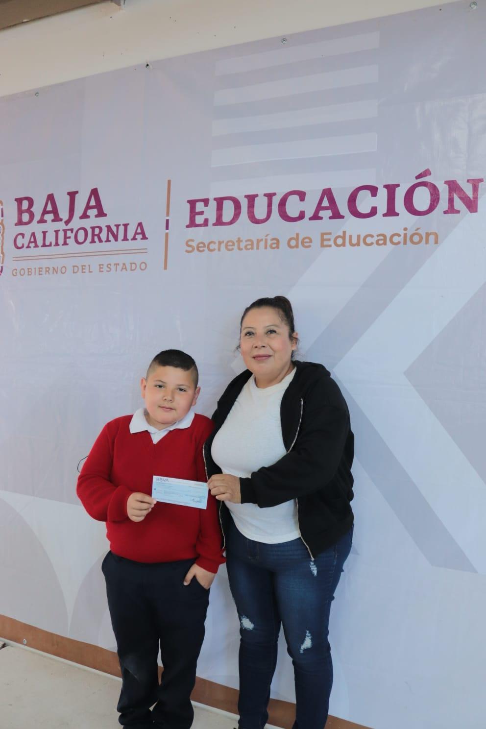 Entrega la secretaría de educación becas de aprovechamiento a alumnos rosaritenses