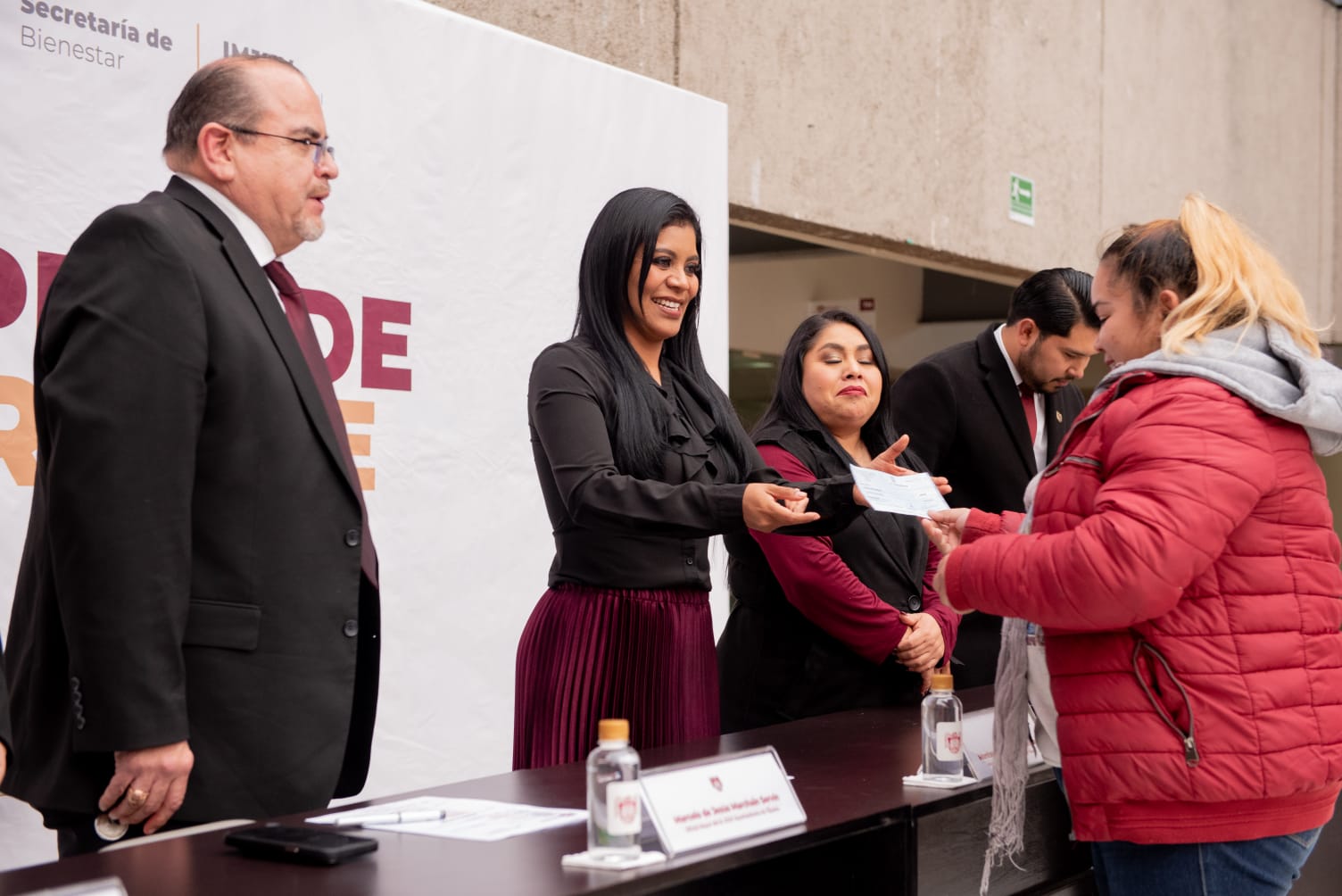 Montserrat Caballero entrega apoyos del programa “Emprende en grande” a jóvenes