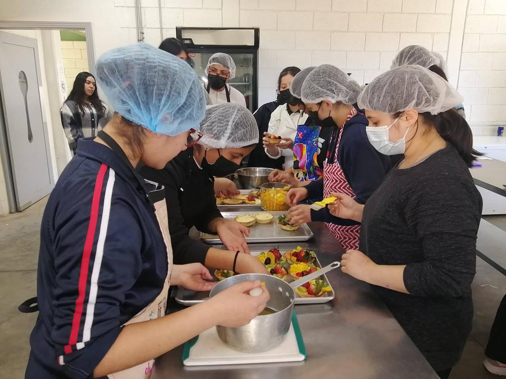 Promueve CONALEP Tecate carrera de alimentos y bebidas con clase muestra para estudiantes de secundaria