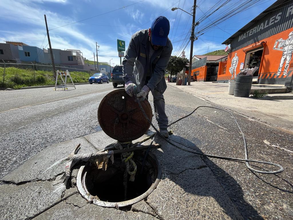 Repara CESPT colector en Fraccionamiento el Valle