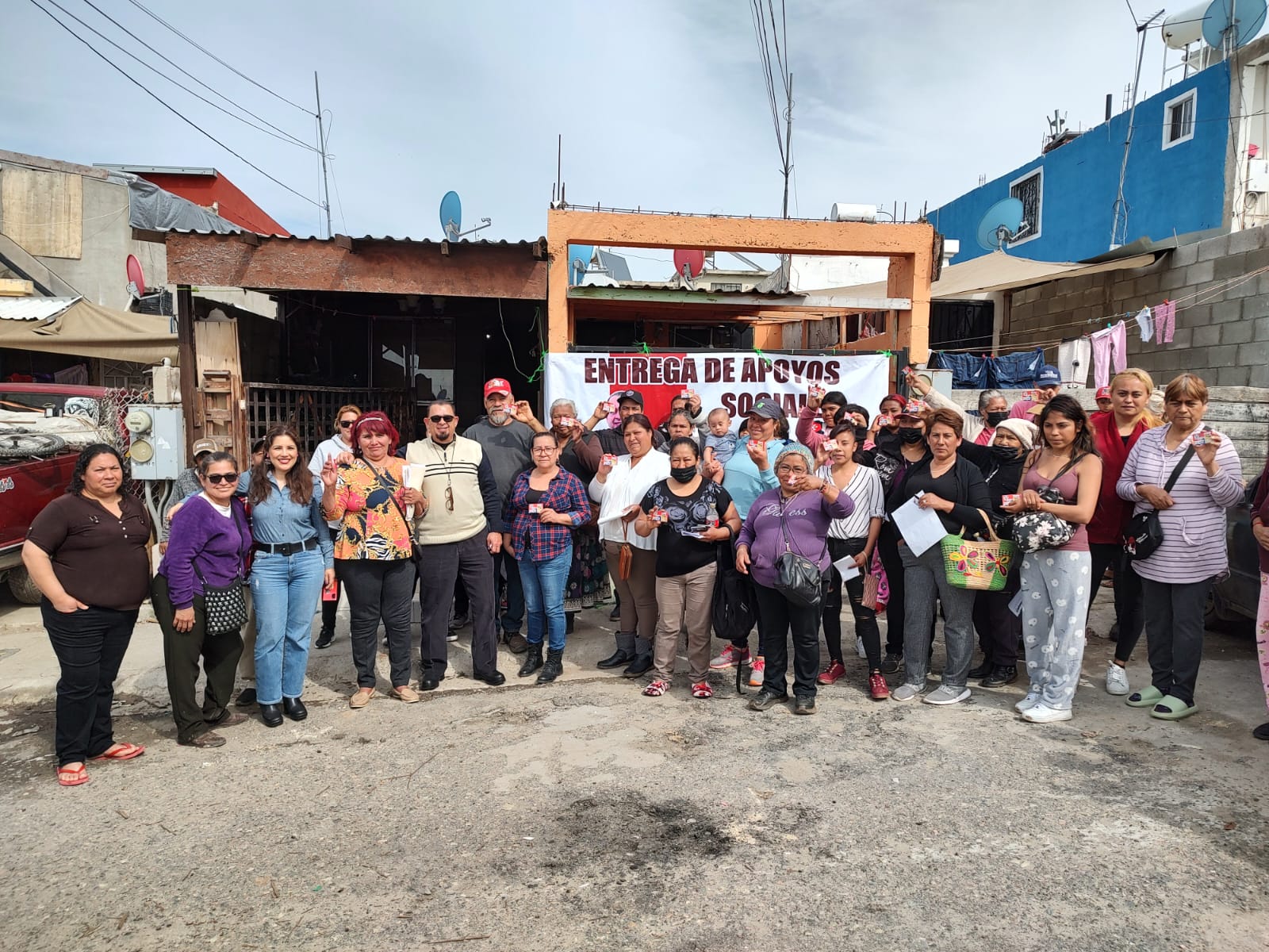 Entrega regidor David Ruvalcaba tarjetas de despensa a colonos de Villa del Campo