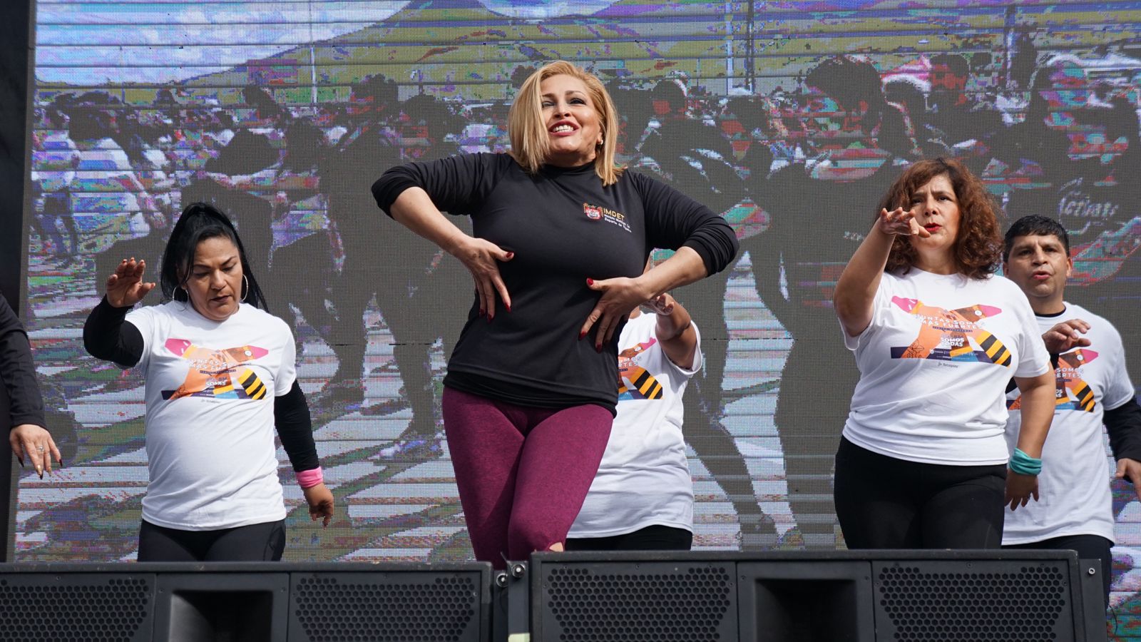 Realizan Zumba por la mujer en Avenida Revolución