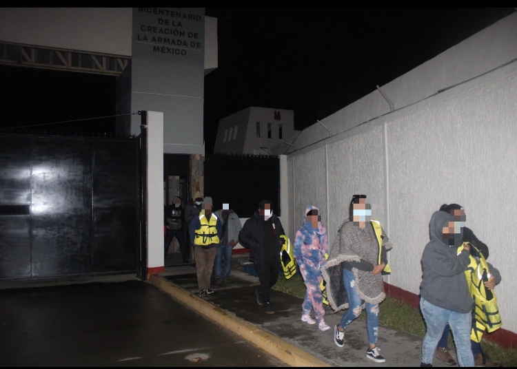 Personal Naval rescata a 24 personas a bordo de una embarcación a la deriva, en inmediaciones de playas de Tijuana, B.C.